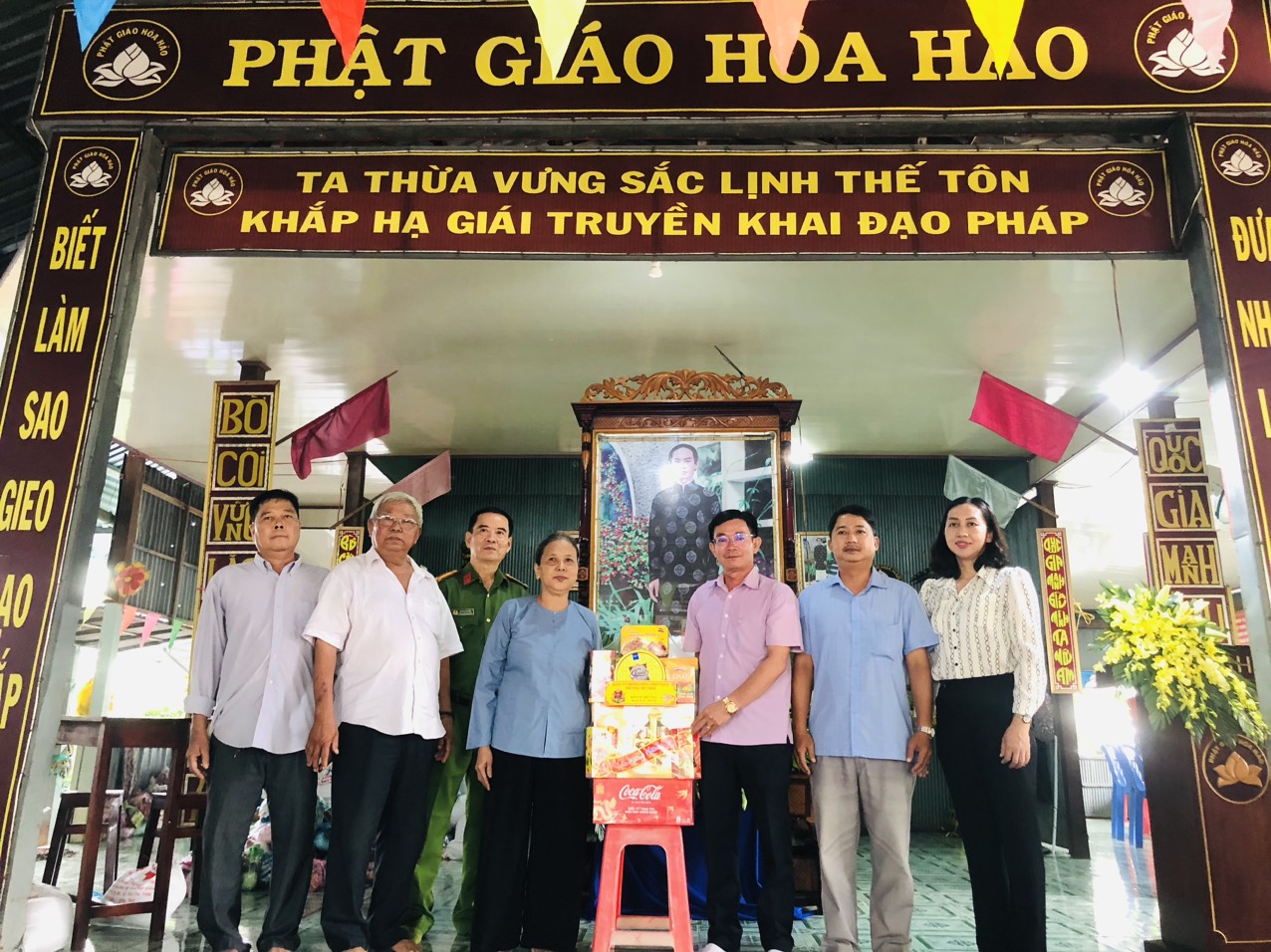 Hình ảnh đoàn chúc mừng kỷ niệm 104 năm Ngày Đản sinh