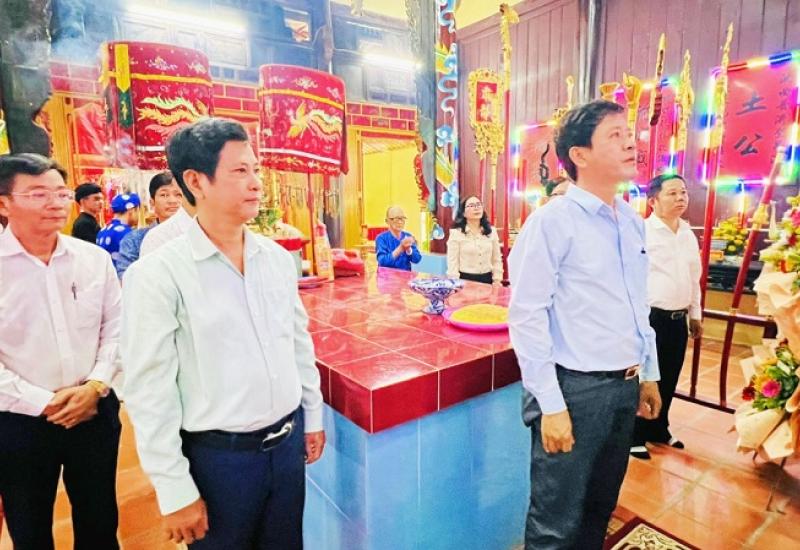 Hình ảnh Đoàn dâng hương và dự lễ