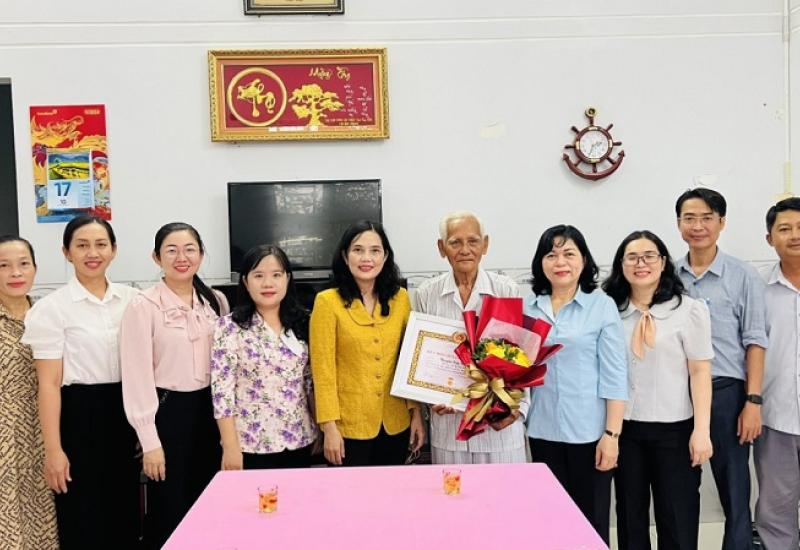 Hình ảnh trao huy hiệu