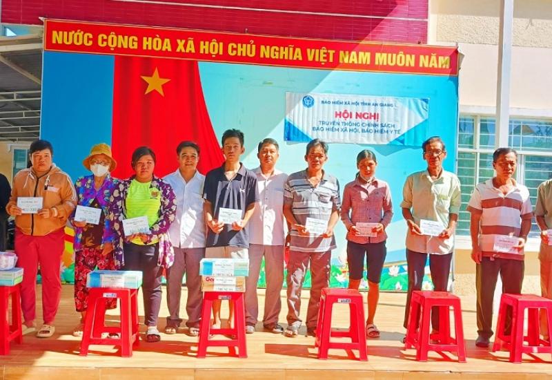 Hình ảnh trao quà
