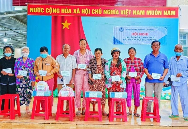 HÌNH ẢNH TRAO QUÀ