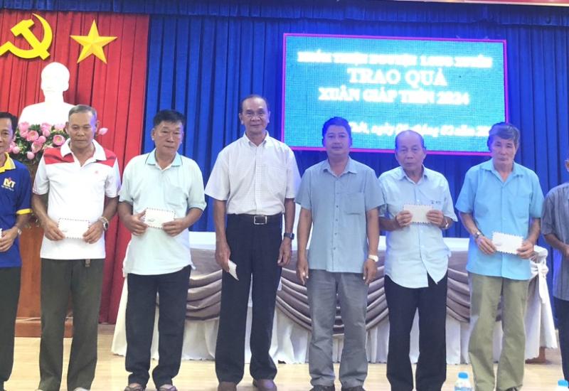 Hình ảnh trao quà